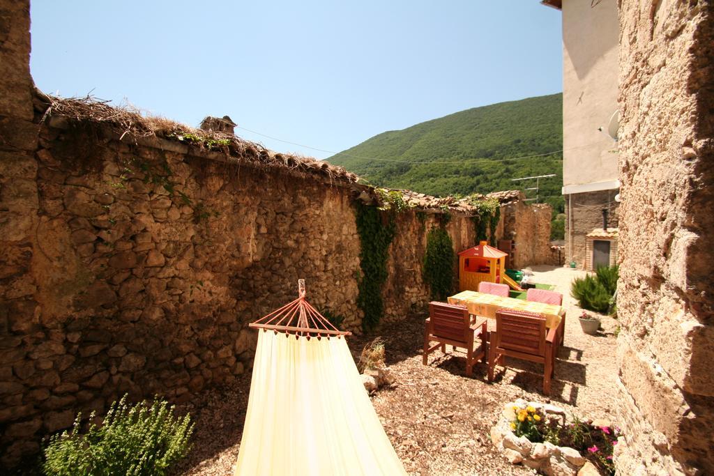 Sotto Il Castello Aparthotel Gagliano Aterno Exterior photo